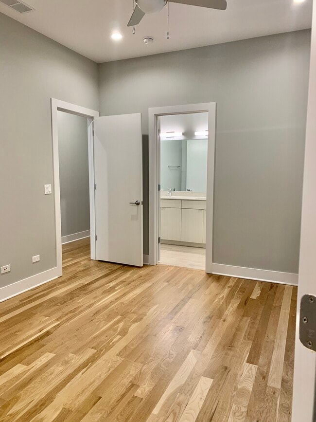 Building Photo - 4555 N Ravenswood Ave