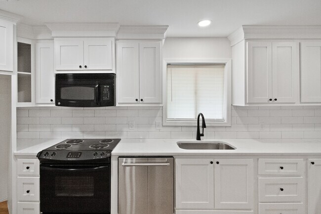 Building Photo - 1027 Tanglewood Dr