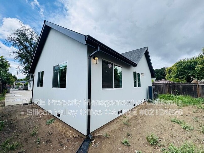 Building Photo - 1072 S 11th St