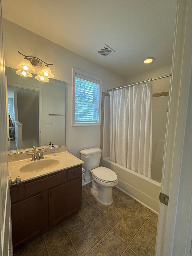 Building Photo - Beautiful home! Minutes to Surf City!