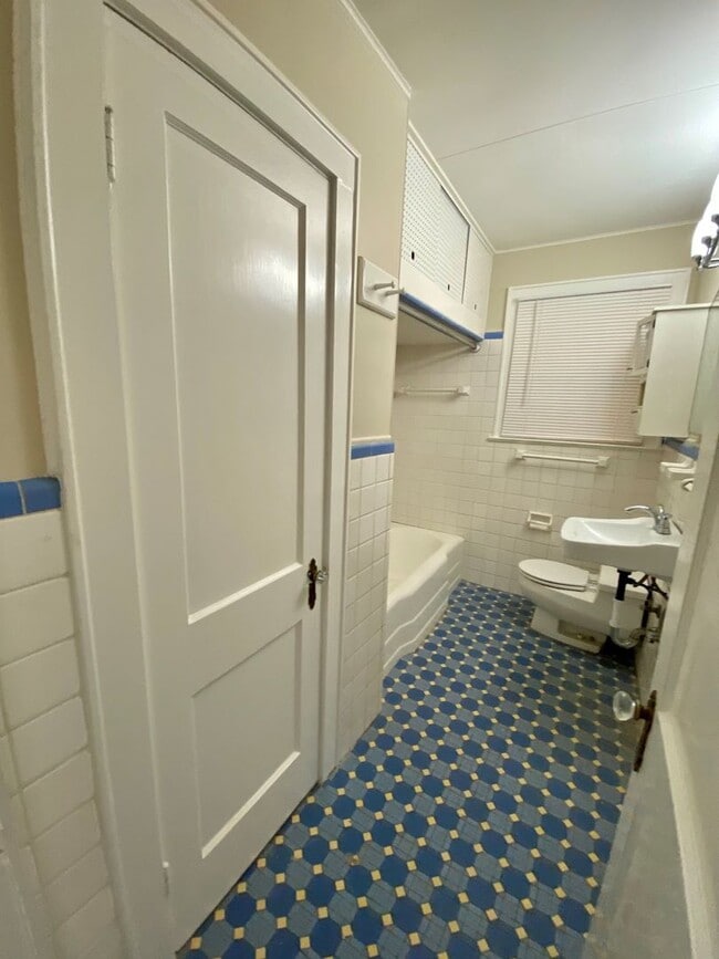 Building Photo - South Highlands Bungalow for Lease | 71104...