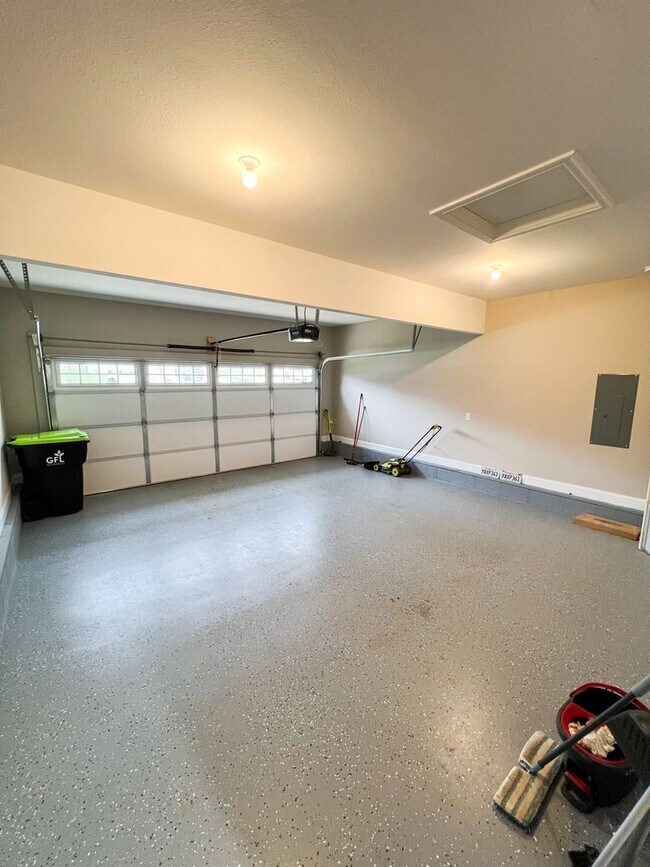 Building Photo - Move-In Specials Available! Beautiful Sing...