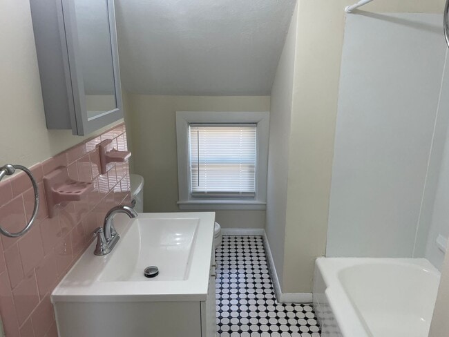 Building Photo - 8 Bells Ct