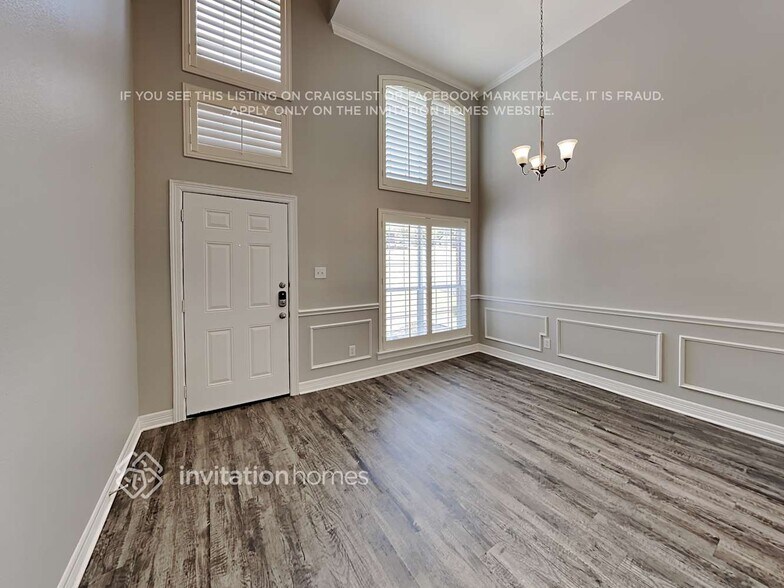 Building Photo - 317 Valiant Dr