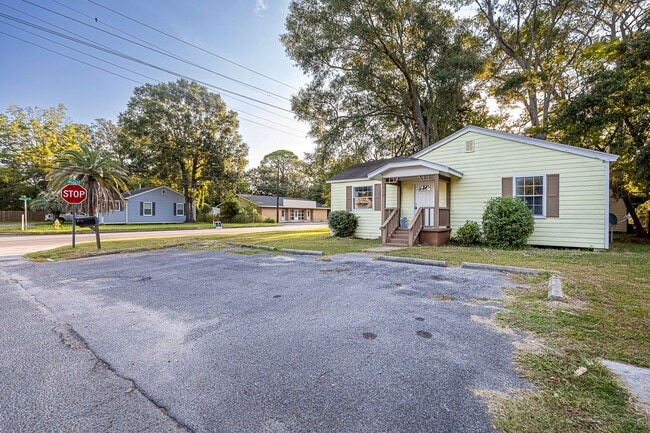 Building Photo - Cute 2 Bedroom Home