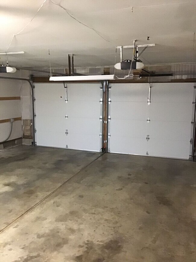 Building Photo - Large 2 bed 1 Bath