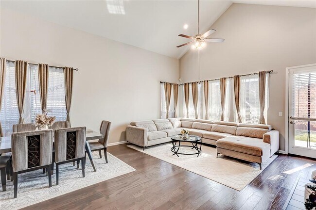 Building Photo - 722 Kingston Pl