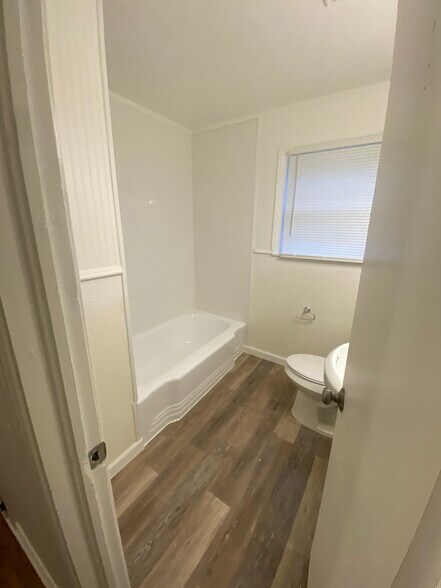 Building Photo - 2047 Farola Dr