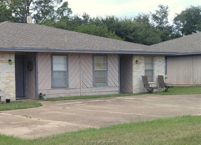 Building Photo - 701 San Saba Dr