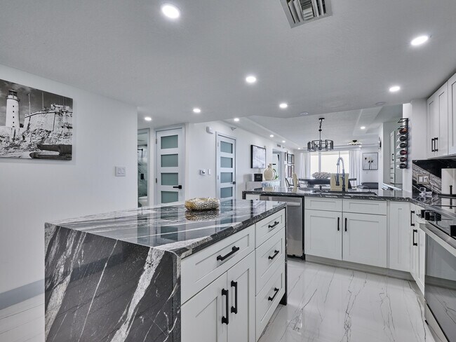 Building Photo - 5051 N Hwy A1A