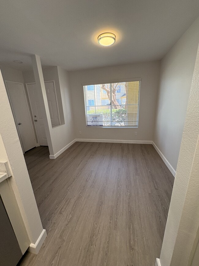 Building Photo - 2079 Lakeridge Cir