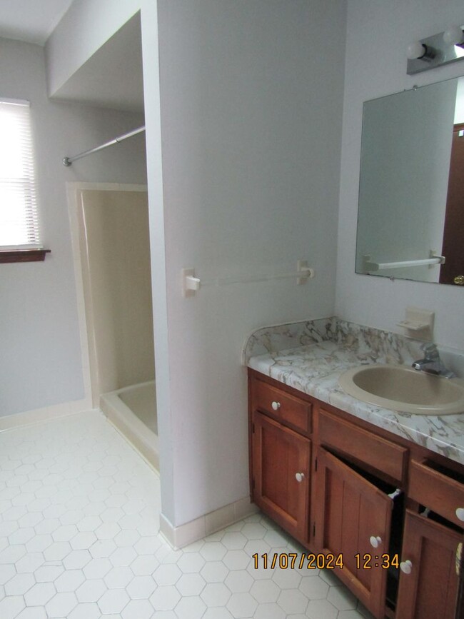 Building Photo - 2 BED / 1.5 BATH CONDO