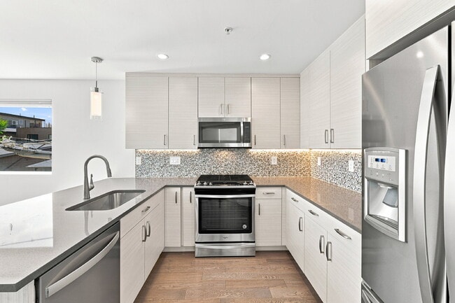 Building Photo - $3,640.95 with $300 Off the first month's rent, 2 Bed, 2.5 Bath Townhome in Denver with Rooftop P...