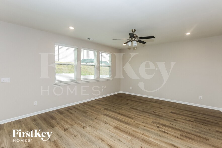 Building Photo - 5013 Dunsford Dr