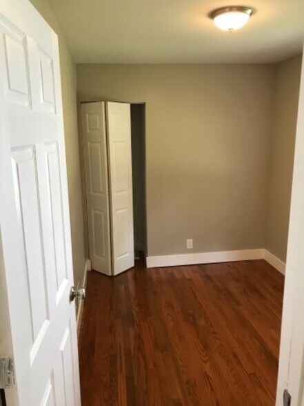 Building Photo - 916 Burris Ave