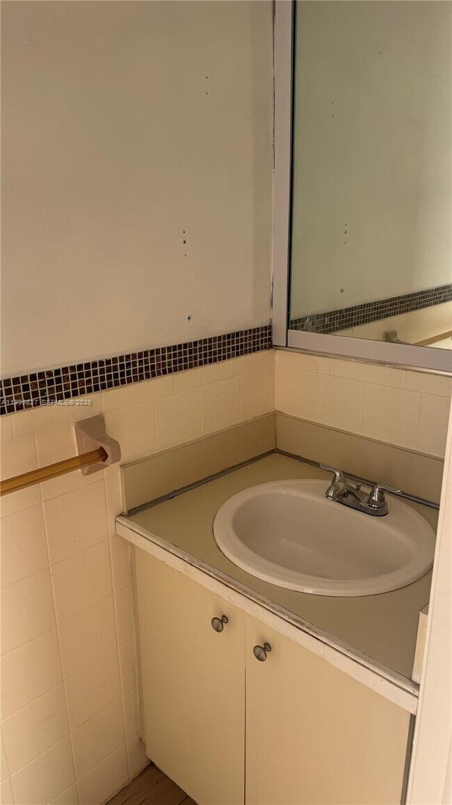 Building Photo - 2319 W 60th St