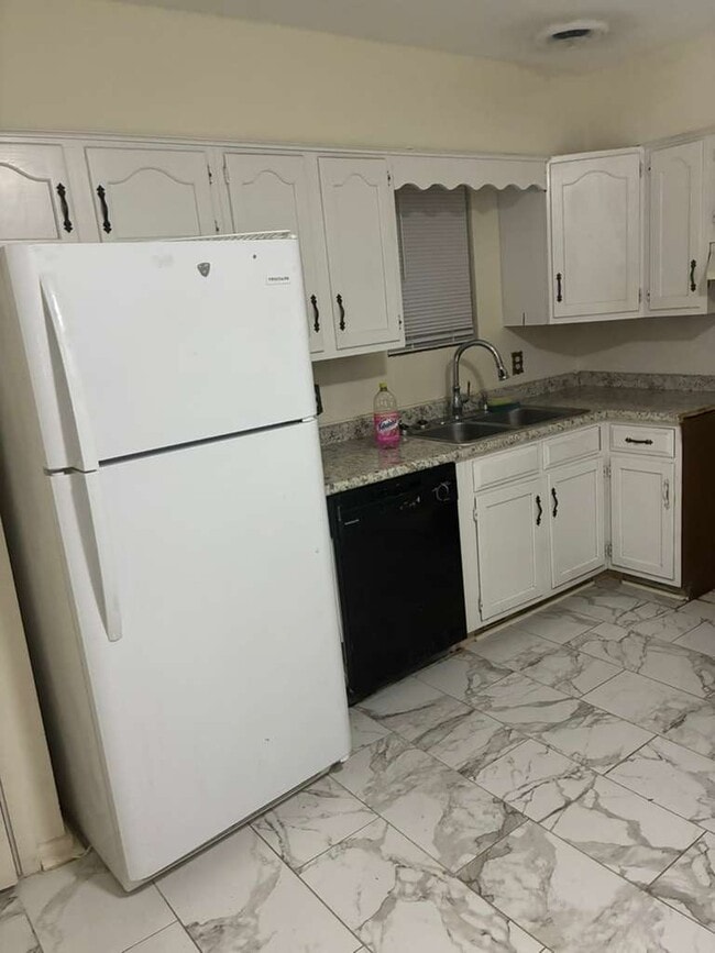 Building Photo - 228 Melrose Dr