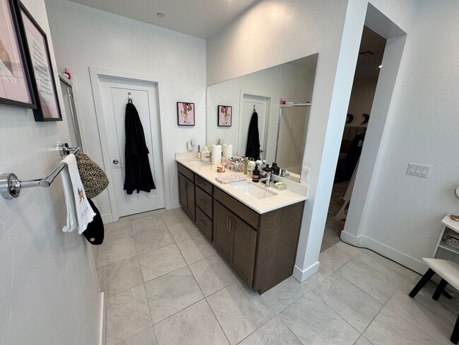 Building Photo - Modern Furnished 3 Bedroom Townhome in Pri...