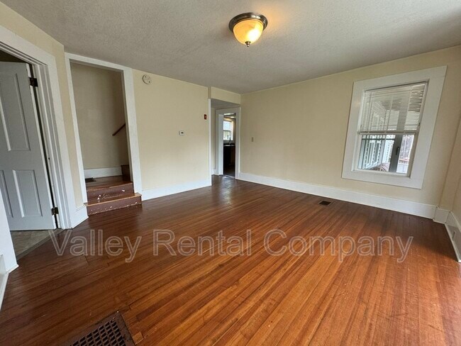 Building Photo - 28 School St