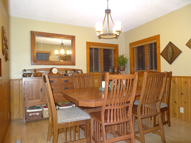 Building Photo - 7560 N Shore Circle North