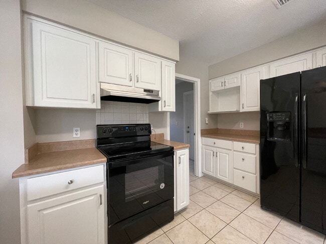 Building Photo - "Charming 3-Bed Oasis with 2 Baths in Prime Panama City Beach Location – 1,423 Sq. Ft. of Serene ...