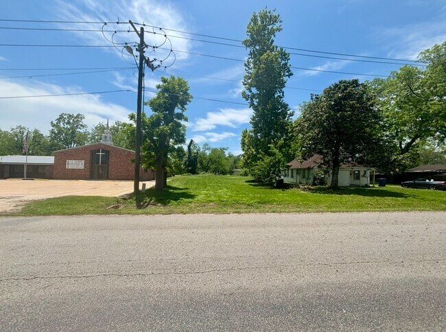 Building Photo - 701 N Hackberry St