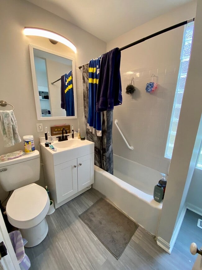 Building Photo - 5 bedroom /2 bath mins. from UC for $650/pp ($3,250/mo) w/ off-street parking included!