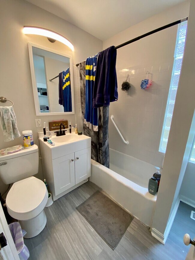 Building Photo - 5 bedroom /2 bath Mins. from UC for $750/pp ($3750/mo)! Off-Street Parking included!