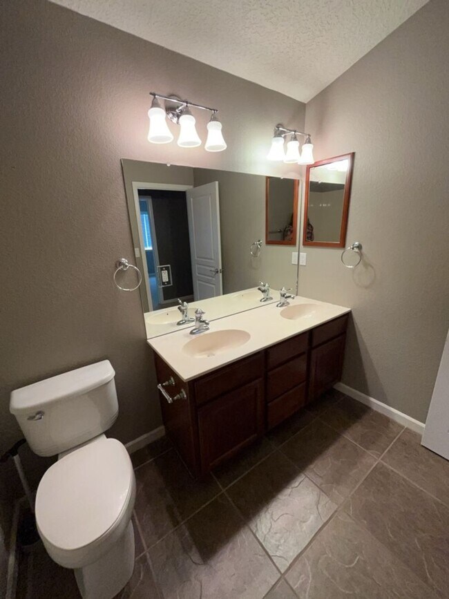 Building Photo - 10115 Avenida Vista Cerros NW