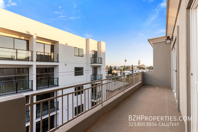 Building Photo - Beautiful 2 Bedroom 3 Bath Condo In Pico/B...