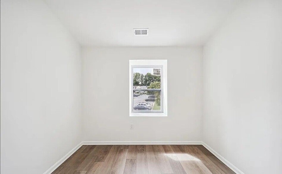 Building Photo - 10611 Campus Way S