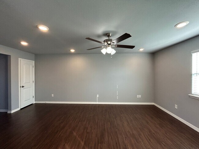 Building Photo - Townhouse with Garage - Minutes from Downtown Rogers