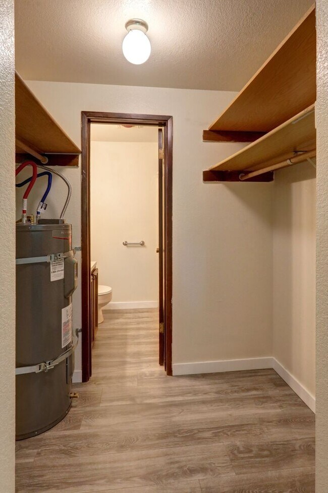 Building Photo - $500 Visa Card Plus 1 Month Free!! Nice Corner Unit Studio Apartment, Great Location!
