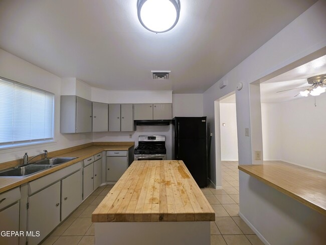 Building Photo - 5804 Pickerel Dr