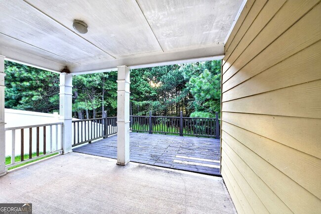 Building Photo - 744 W Vincent Dr