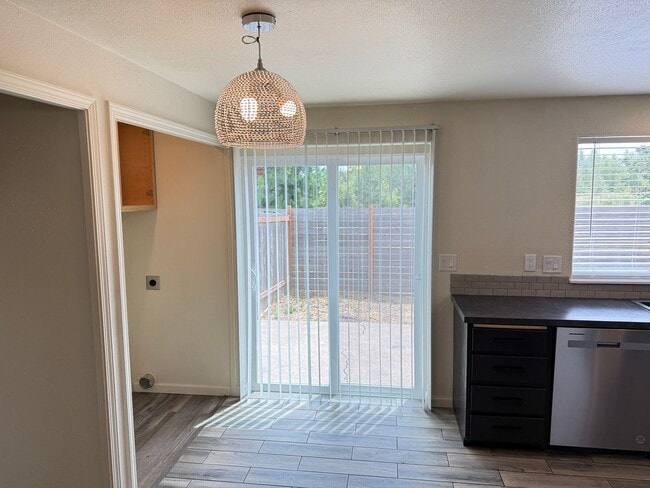 Building Photo - Updated 3-bedroom 1.5 bath duplex in Eugene!