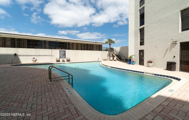 Building Photo - 2100 Ocean Dr S