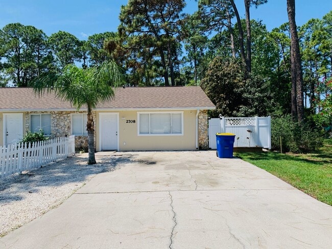 Apartment's driveway - 2710 Fern Palm Dr