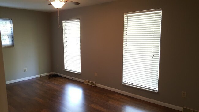 Building Photo - Large Home with Beautiful Mountain Views