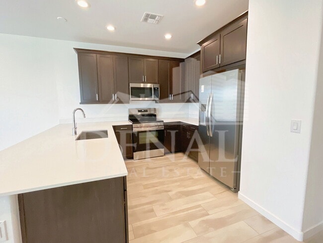 Building Photo - 784 S Hawk Ln