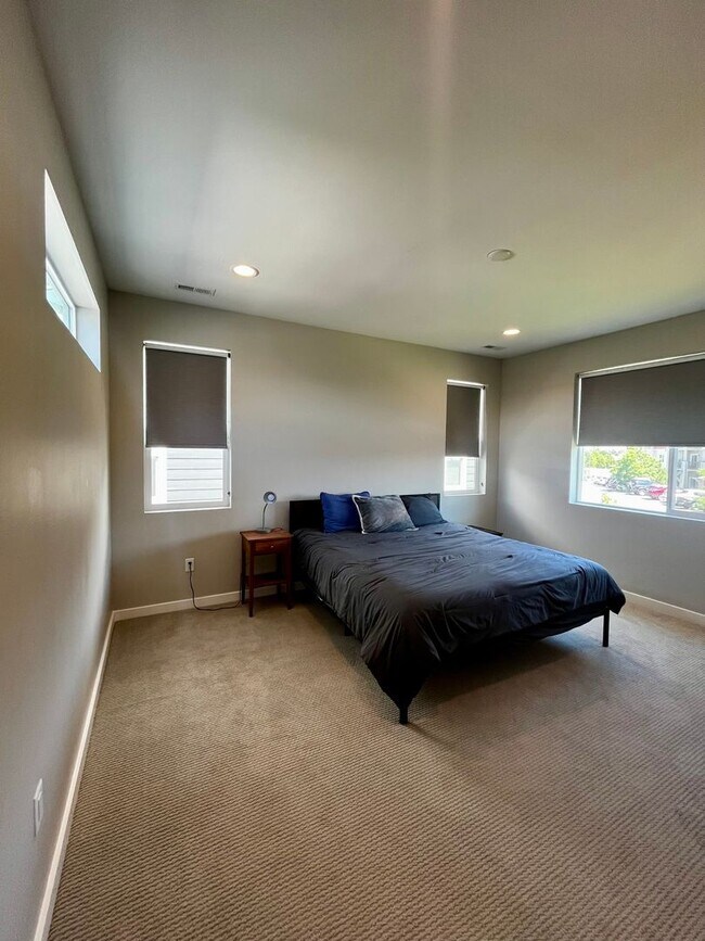 Building Photo - Modern 3-Bedroom Home Close to Gallatin Co...