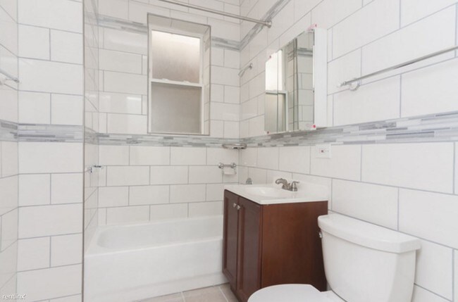 Building Photo - 3229 W Dickens Ave