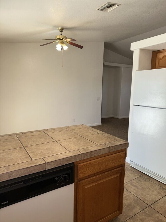 Building Photo - Unfurnished Pool Home