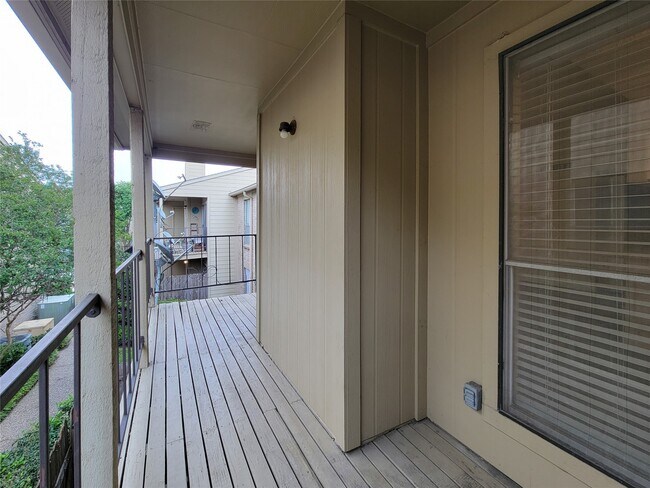 Building Photo - 700 Thicket Ln