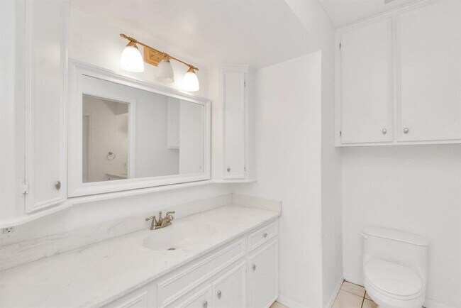 Building Photo - 2744 Briarhurst Dr