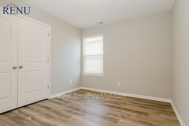 Building Photo - Holiday Special: Free First Month's Rent!!