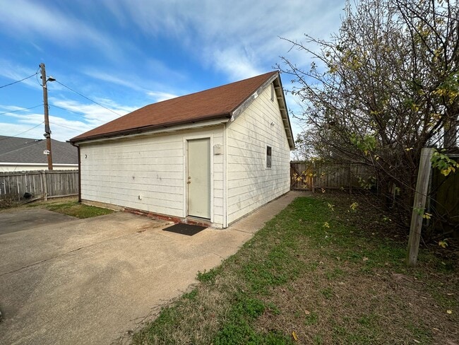 Building Photo - Beautiful 3 Bed / 2 Bath Two-Story Home