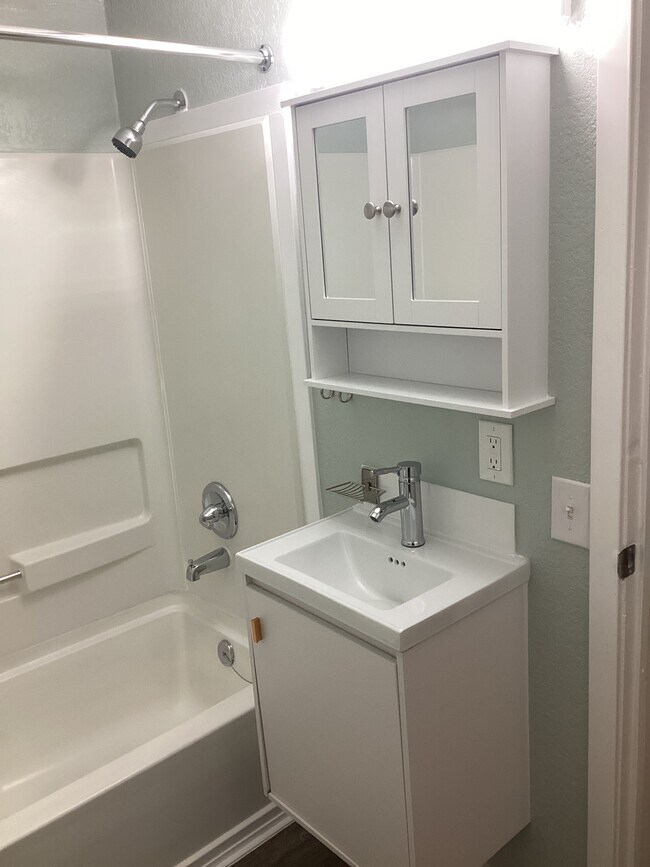 Building Photo - 1102 E 2nd St