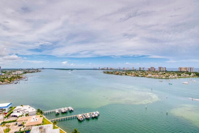 Building Photo - 2650 Lake Shore Dr