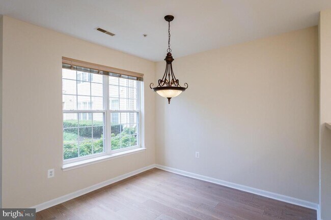 Building Photo - 400 Symphony Cir